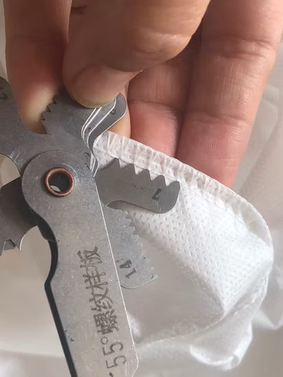 Ropa protectora desechable, vestidos de aislamiento médico de PP con puños elásticos y tejidos